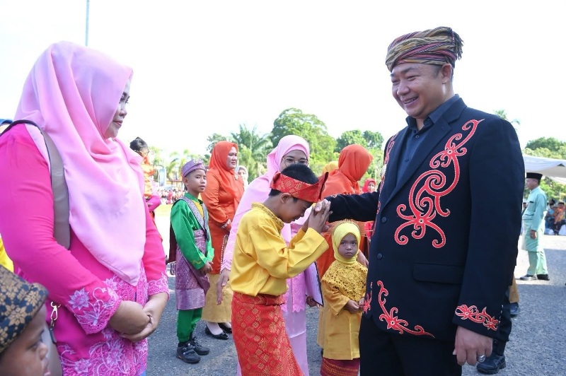 Bupati Ketapang, Alexander Wilyo, memberikan apresiasi kepada anak-anak berkebutuhan khusus yang tampil pada Hardiknas di halaman Kantor Bupati Ketapang, Jumat (2/5) pagi.