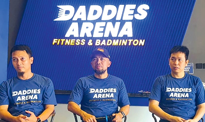 Mohammad Ahsan, Jody Brotosuseno, dan Hendra Setiawan saat peluncuran Daddies Arena. Foto kanan, Daddies Arena di Serpong, Tangsel yang fasilitas badmintonnya sudah bisa digunakan.