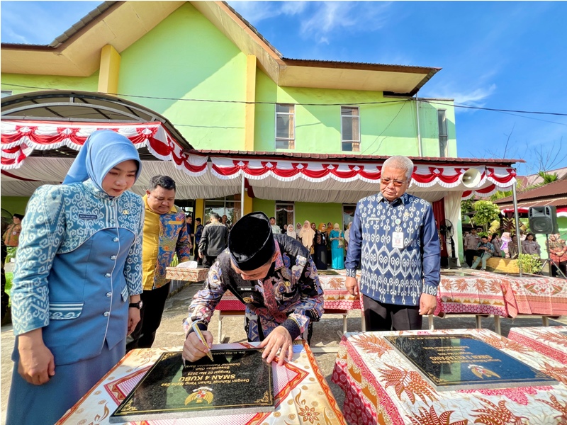 Gubernur Kalbar, Ria Norsan menandatangani prasasti beberapa sekolah baru tingkat SMA/SMK usai Upacara memperingati Hardiknas di SMKN 4 Pontianak.
