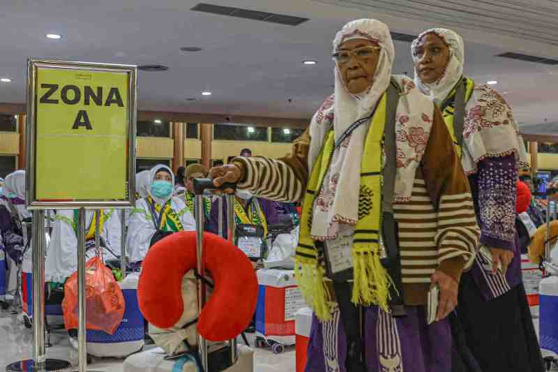 Jemaah calon haji menuju pesawat pemberangkatan di Terminal 1 Bandara Juanda, Jumat (2/5). Sebanyak 376 jemaah kloter pertama Embarkasi Surabaya diberangkatkan ke Madinah.