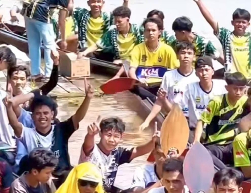 Para peserta lomba sampan bidar di Sekadau sedang melakukan persiapan.