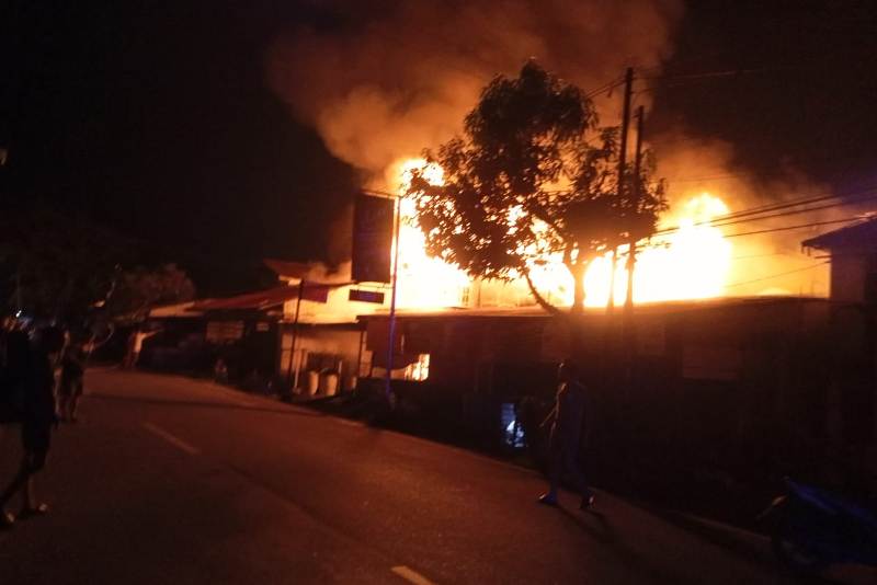 Api melahap dua buah rumah di Jalan RE Martadinata Kota Pontianak pada Sabtu (03/05/2025) dini hari.