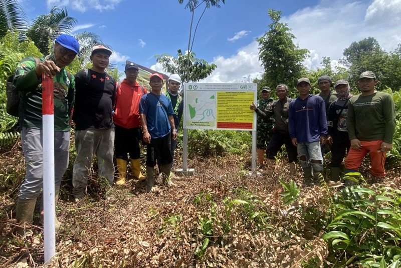 Masyarakat Desa Muara Baru Kecamatan Kubu Raya bersama PT Graha Agro Nusantara memasang signboard di wilayah kawasan hutan setempat.