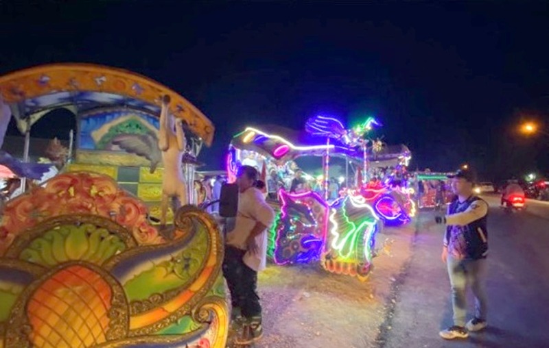 Potret Angkutan wisata odong-odong menghiasi jalanan kota. Pemkot Singkawang berencana menertibkan permainan odong-odong.