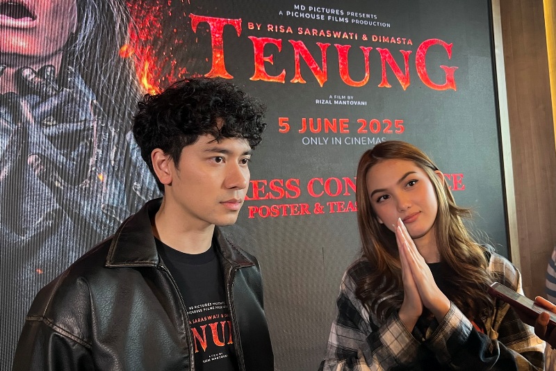 Emir Mahira dan Aisyah Aqilah dalam jumpa pers di kantor MD Entertainment Rabu (30/4) lalu.&nbsp;
