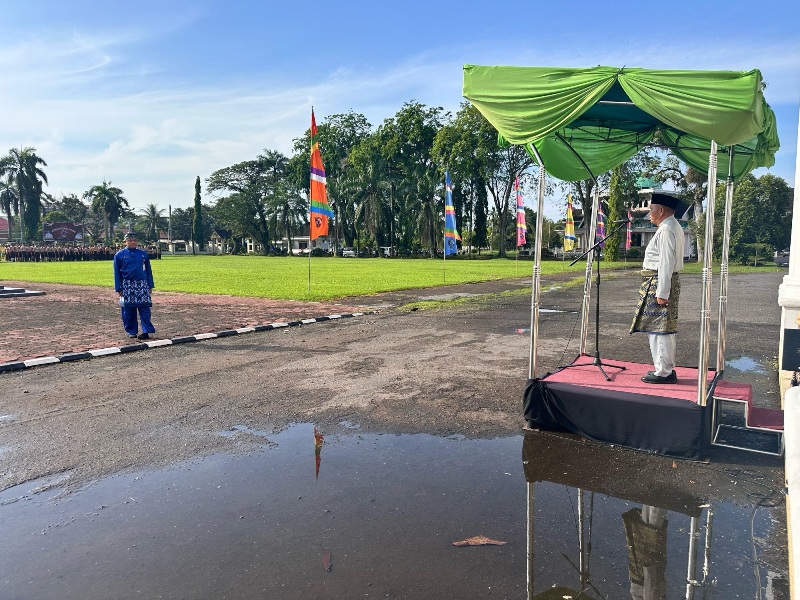Wabup Juli Suryadi saat memimpin upacara Hardiknas 2025.