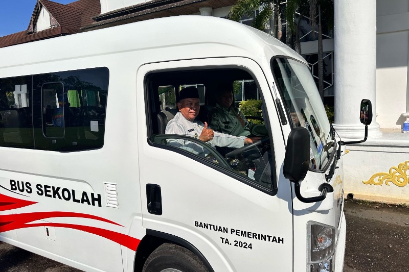 Wabup Juli Suryadi saat menjajal bus sekolah bantuan dari pemerintah pusat.