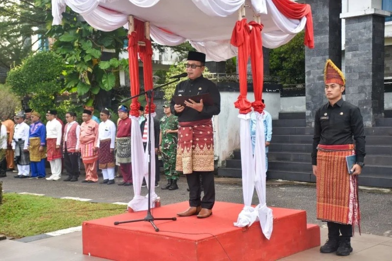Bupati Kubu Raya Sujiwo memimpin Upacara Peringatan Hari Pendidikan Nasional 2025 di Halaman Kantor Bupati Kubu Raya, Jumat (2/5).
