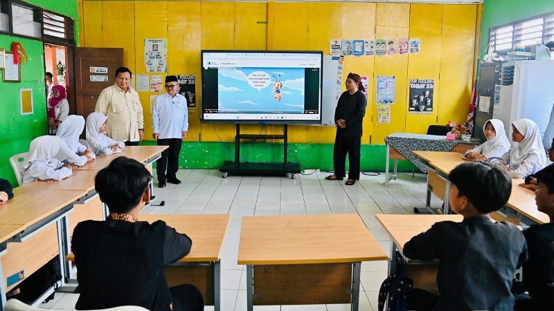 Presiden Prabowo Subianto menyaksikan demonstrasi penggunaan smart board saat menghadiri Peringatan Hardiknas di SD Negeri Cimahpar 5, Kota Bogor Jumat (2/5/2025).