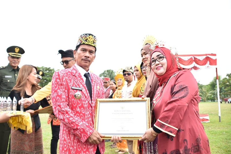 Pemkab Sintang memberikan penghargaan kepada para guru dan pelestari budaya lokal.