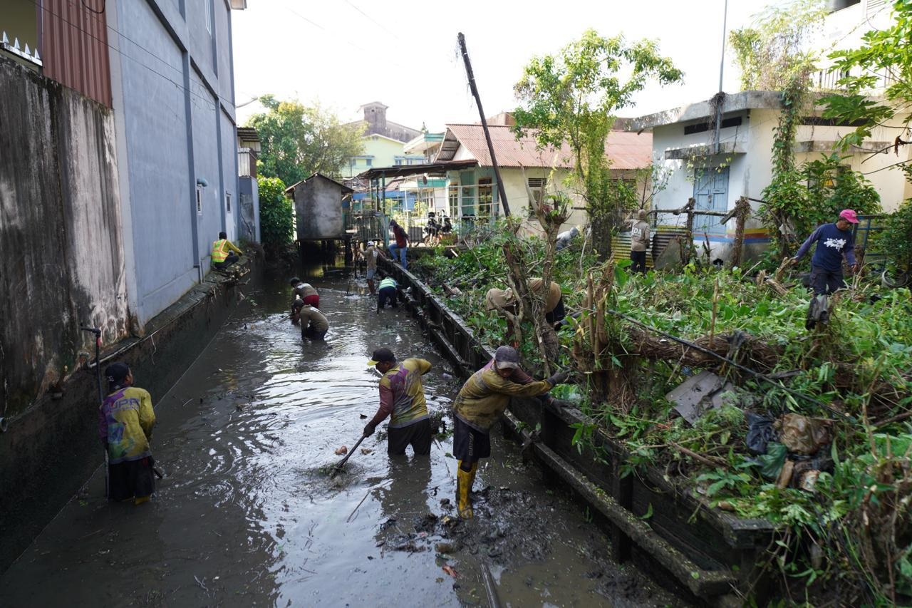 BERSIHKAN PARIT: Pemerintah Kota Pontianak menggelar aksi bersih-bersih lingkungan memperingati Hari Buruh Internasional.