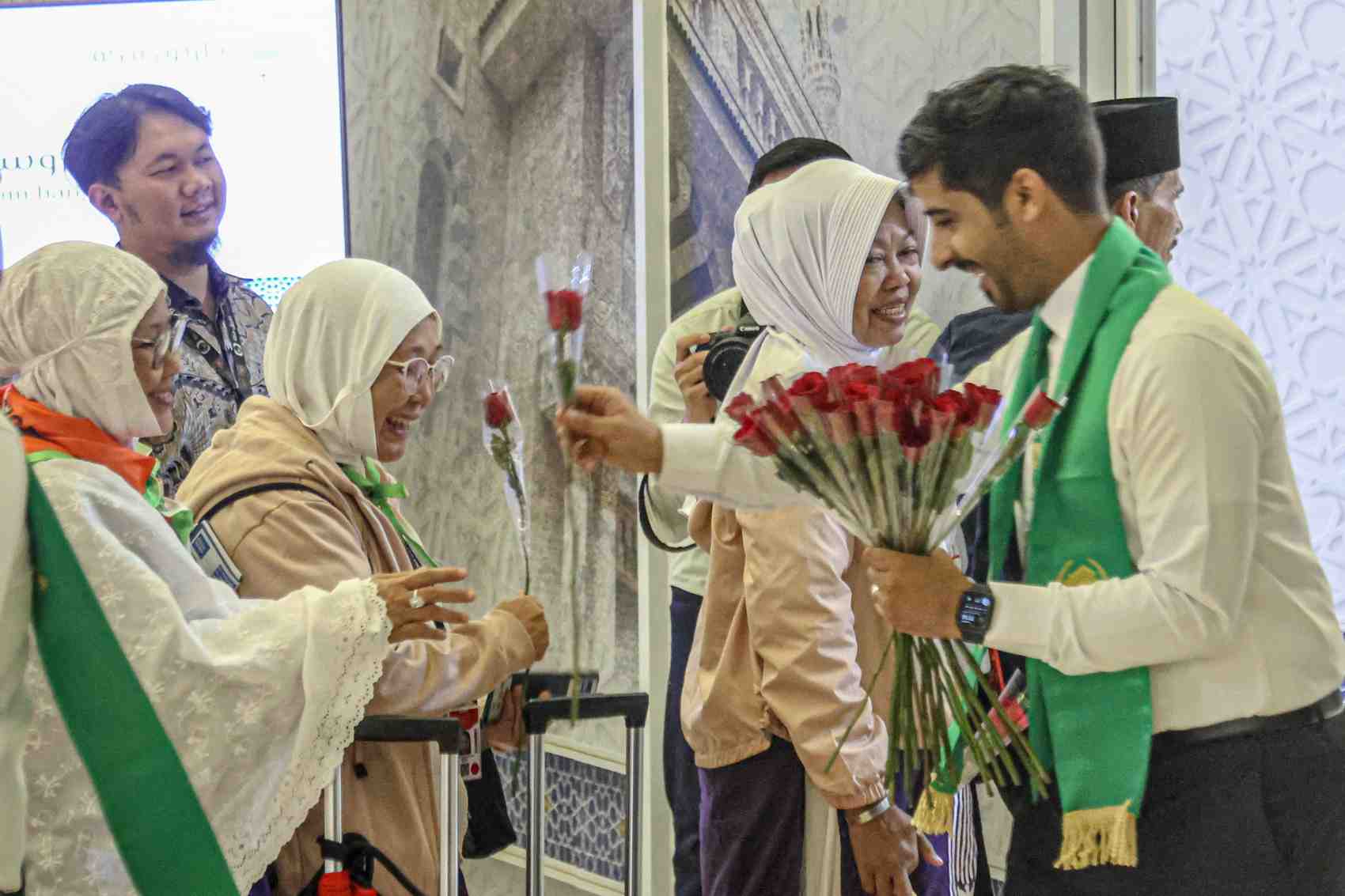IMPIAN TERCAPAI: Sri Dewi Sudarwati saat akan berangkat ke Tanah Suci.
