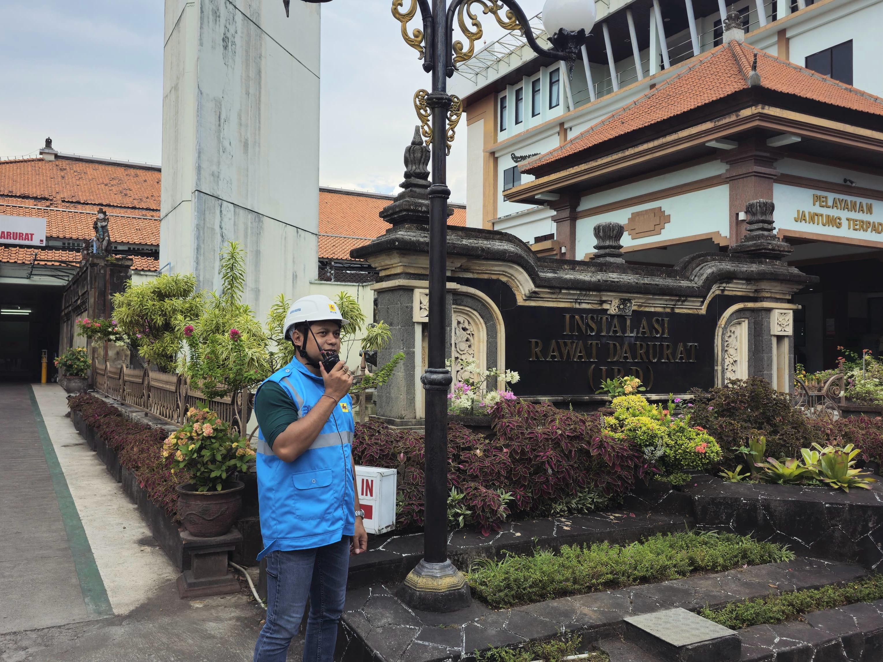 Petugas PLN terus melakukan koordinasi untuk memastikan sistem kelistrikan di RSUP Prof. dr. I.G.N.G. Ngoerah, Denpasar berjalan normal.
