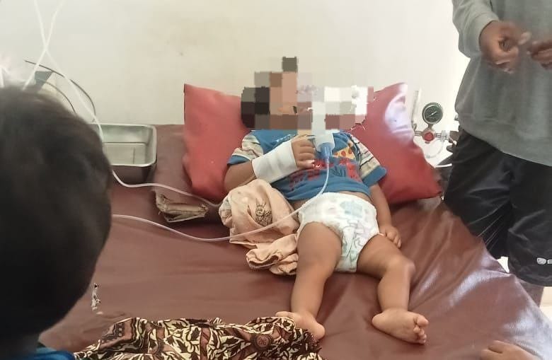 Safira, balita berusia 3 tahun meninggal dunia akibat tak segera mendapat pertolongan medis. Diduga akibat perusahaan tolak biayai&nbsp;pengobatan.