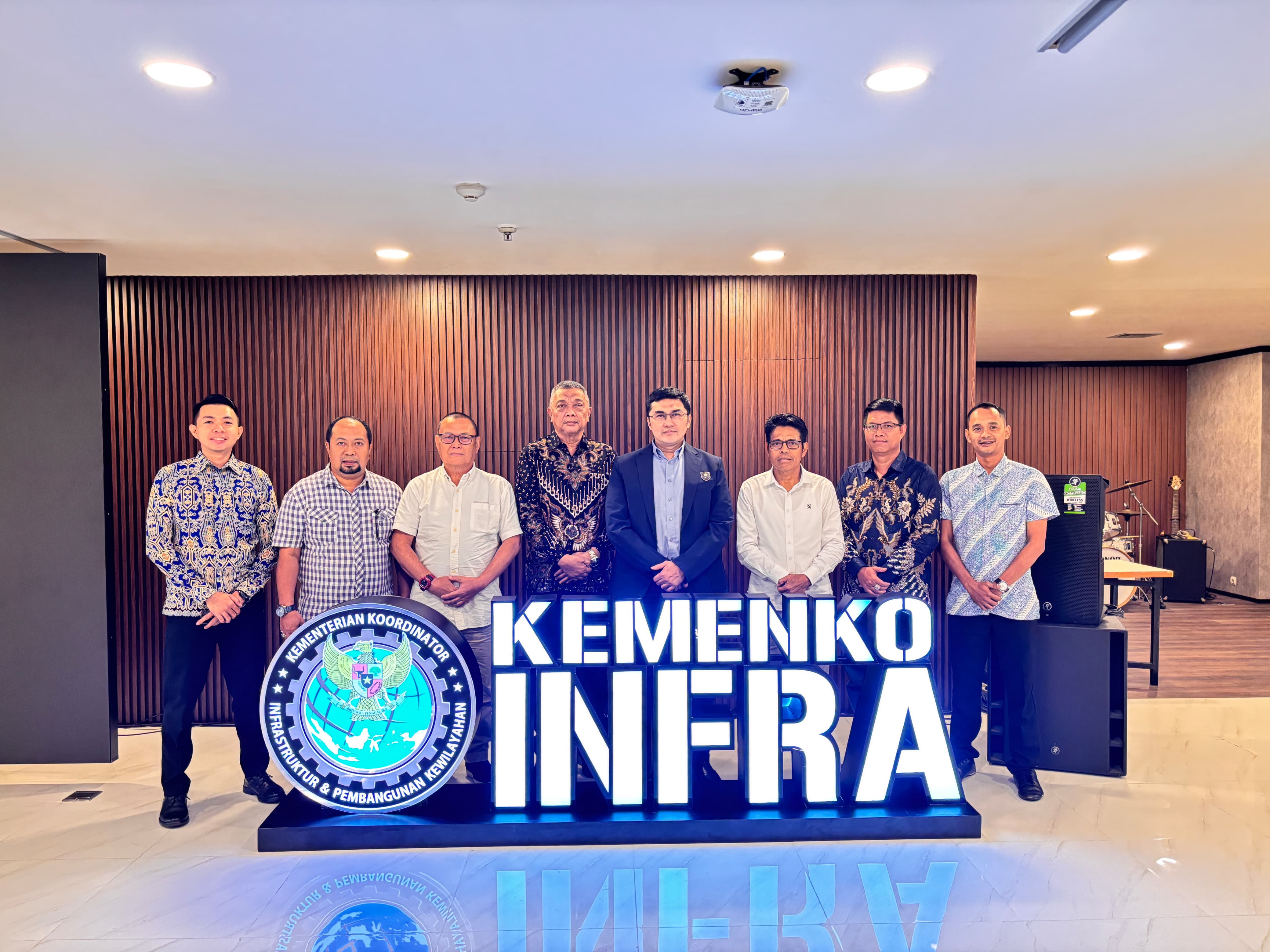 FOTO BERSAMA: Herzaky saat menerima kunjungan kerja Wakil Bupati Bengkayang, Syamsul Rizal, di Kantor Kemenko, belum lama ini.