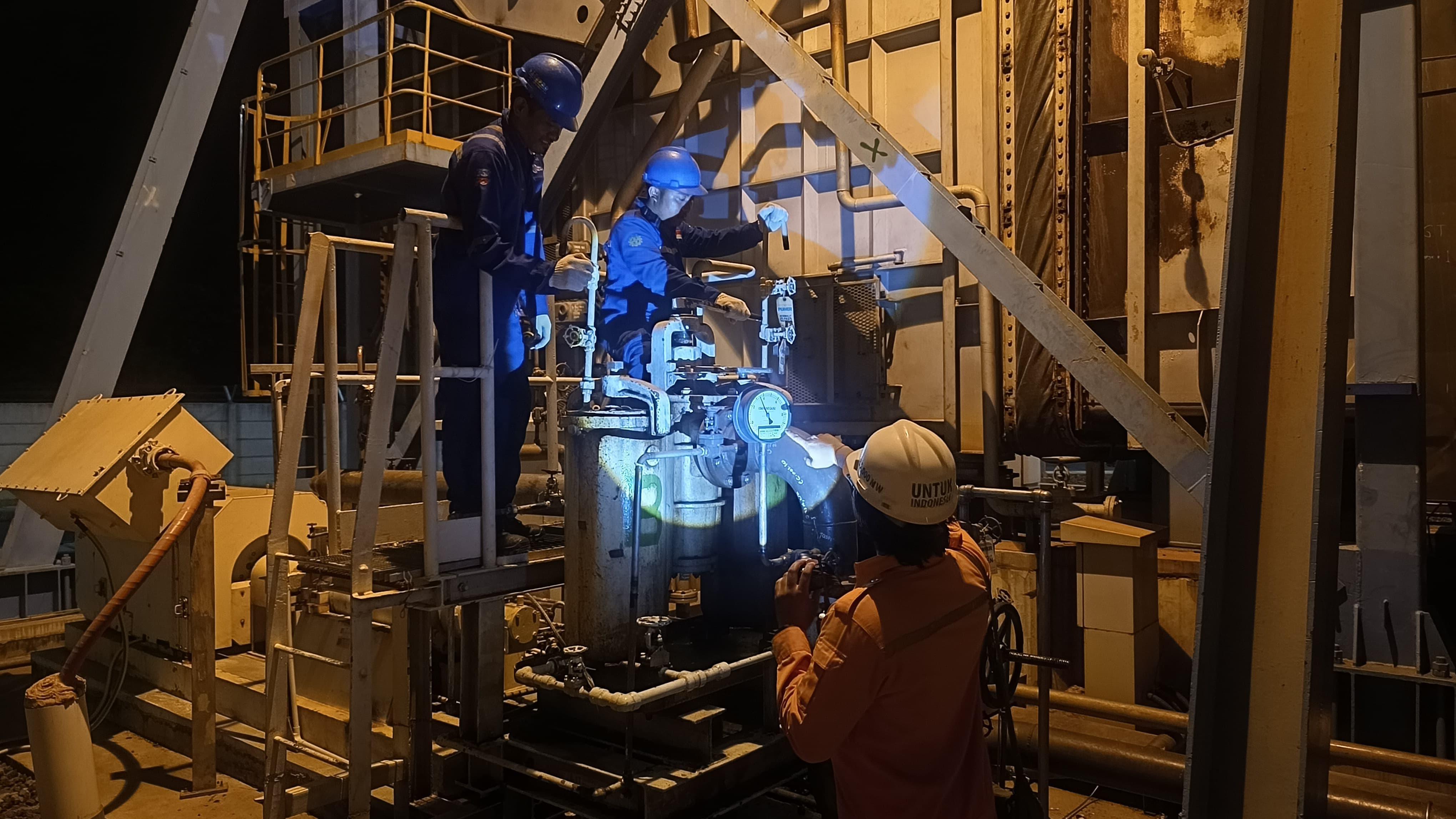 Petugas PLN Bali saat melakukan perbaikan sistem kelistrikan pada Jumat (2/5) malam, memastikan gangguan dapat dipulihkan&nbsp;secepatnya.