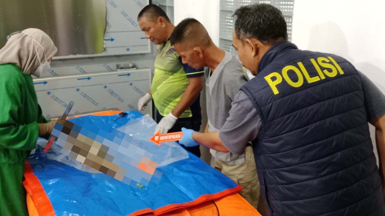 VISUM: Petugas rumah sakit melakukan visum terhadap jasad bayi yang ditemukan di Sungai Pawan.