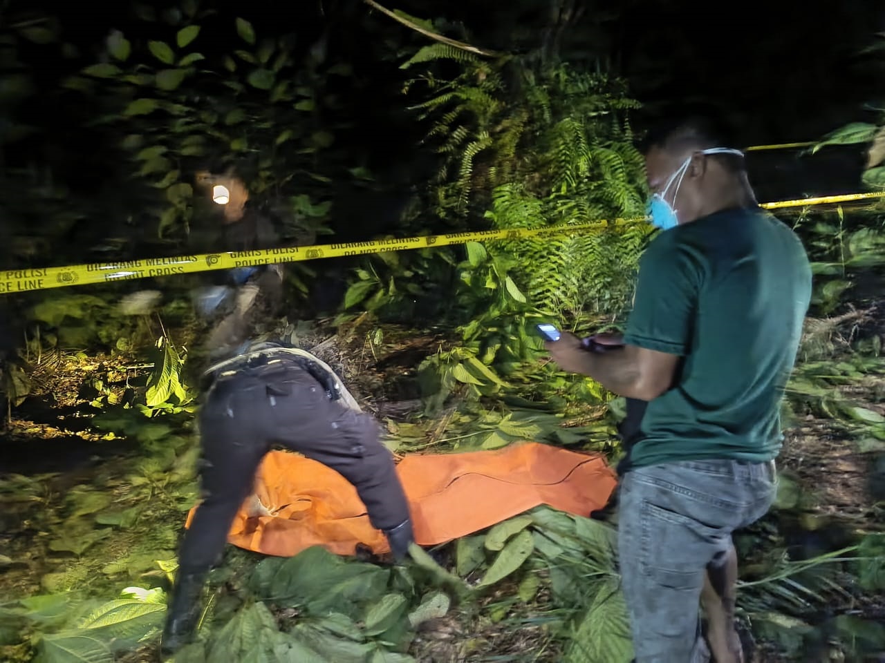 OLAH TKP: Anggota polisi Polsek Menyuke saat melakukan olah TKP penemuan mayat di sebuah kebun sawit di Dusun Bagak, Desa Bagak, Kecamatan Menyuke.
