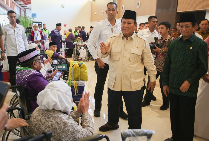Presiden Prabowo Subianto (kedua kanan) didampingi Menteri Agama Nasaruddin Umar (kanan) menyapa jamaah calon haji berkebutuhan khusus kloter 10 Jakarta usai meresmikan Terminal Khusus Haji dan Umrah di Terminal 2 F Bandara Soekarno Hatta, Tangerang, Bant