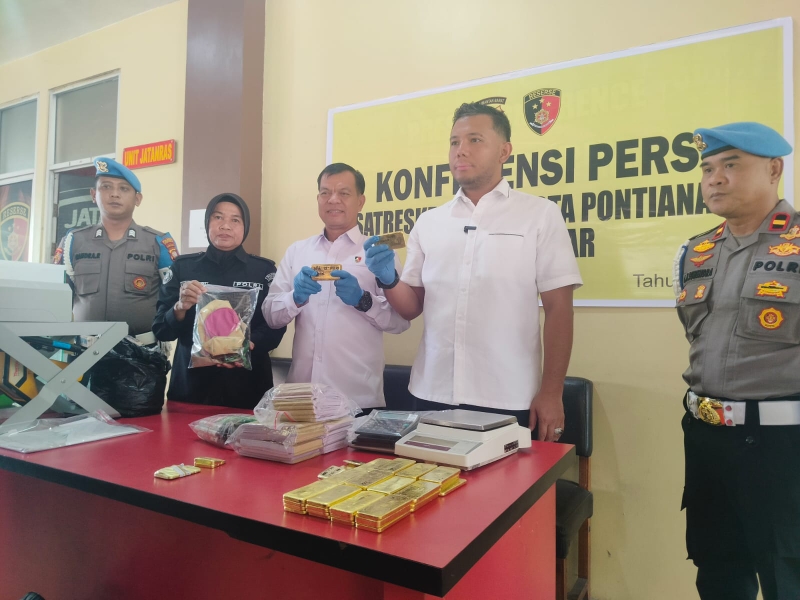 Kasat Reskrim Polresta Pontianak AKP Wawan Darmawan menunjukan emas ilegal yang berhasil disita pada Senin (5/5/2025).