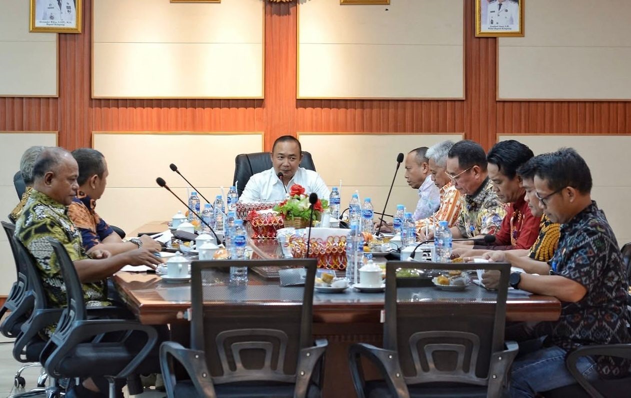 ARAHAN: Bupati Ketapang, Alexander Wilyo, memberikan arahan saat memimpin rapat bersama kepala OPD, Jumat (2/5).