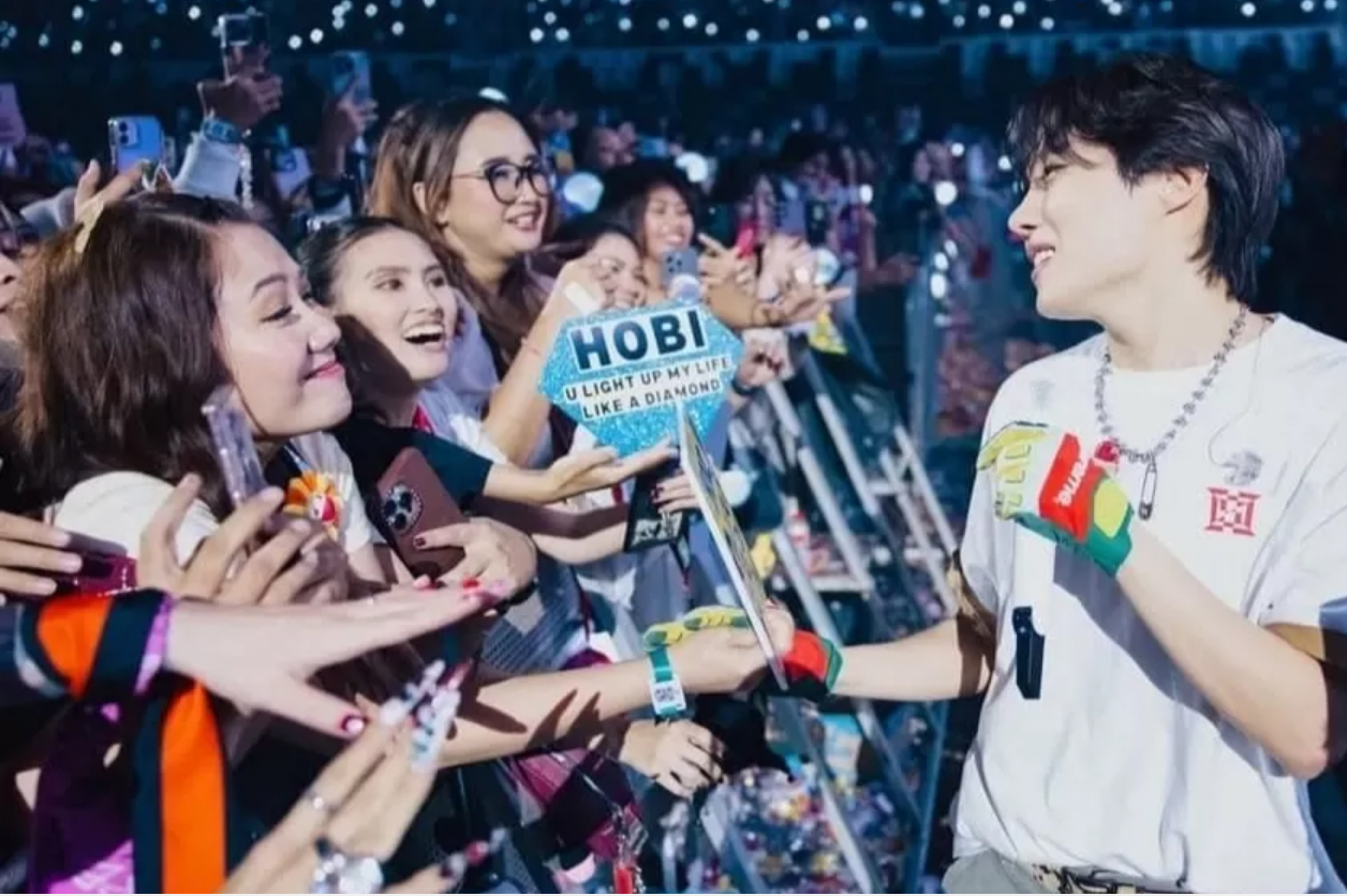J-Hope saat berinteraksi dengan ARMY di konsernya di Jakarta.