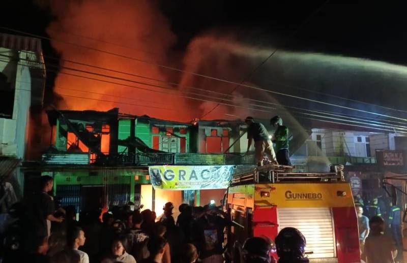Kebakaran melanda tujuh unit ruko di Jalan Sanggau Ledo, Kelurahan Sebalo, Kecamatan Bengkayang, Minggu (4/5/2025) malam.