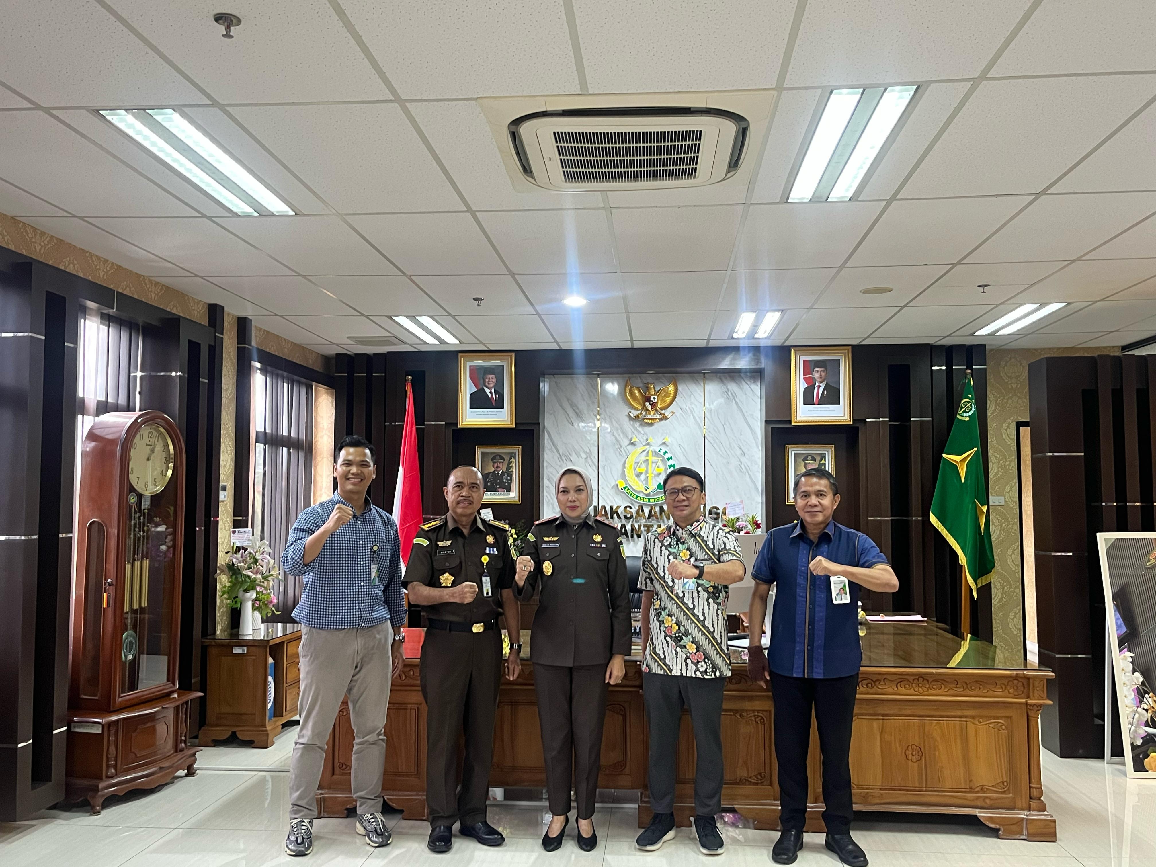 FOTO BERSAMA: BPJS Ketenagakerjaan Kalimantan dan Cabang Pontianak saat kunjungi Kejaksaan Tinggi Kalbar.