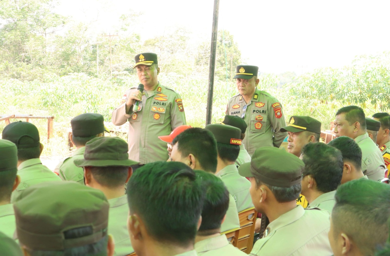 PELATIHAN: Kapolres Sanggau AKBP Sudarsono saat menghadiri pelatihan pembuatan pupuk organik cair (POC) berbasis mikroba google, Sabtu.
