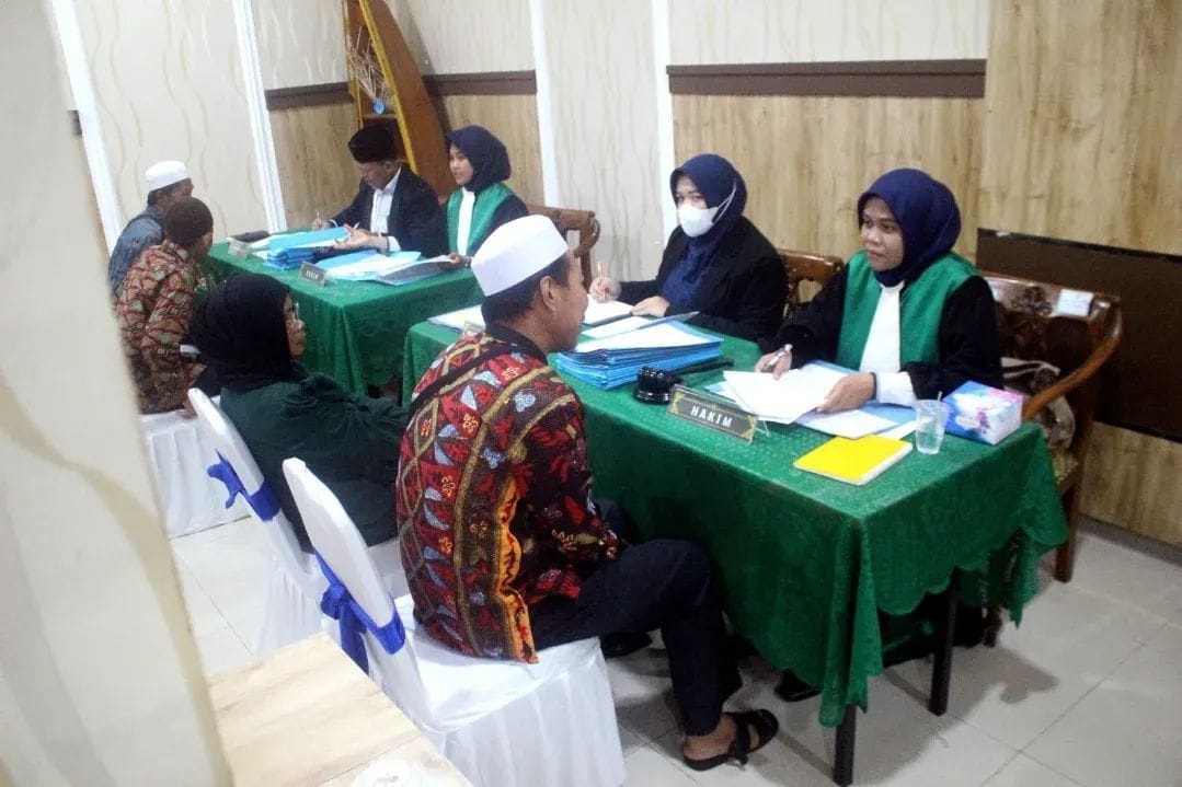 LEGALITAS: Puluhan pasangan suami istri yang belum tercatat secara hukum, tampak antusias mengikuti Sidang Isbat nikah Massal Terpadu, yang digelar di Aula Praja Utama Kantor Bupati Kubu Raya, Selasa
