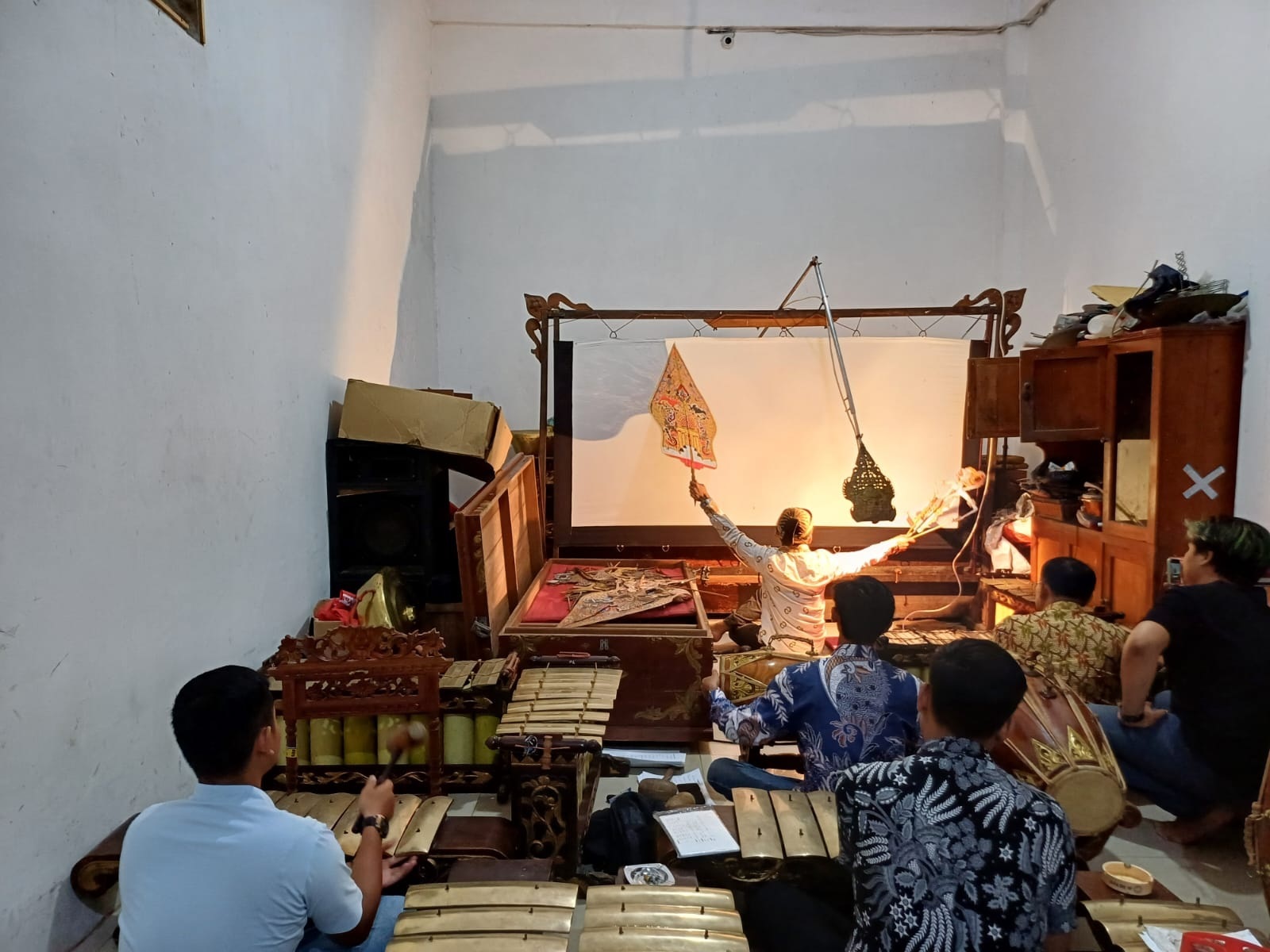 BERLATIH: Tri Wiryawan bersama teman-temannya sedang berlatih menampilkan seni budaya wayang kulit di kediamannya, Desa Parit Baru, Kecamatan Sungai Raya.