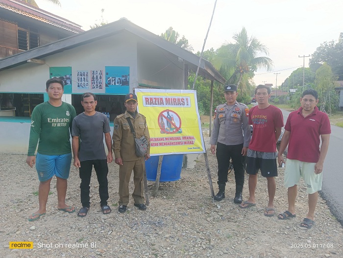 LANGKAH PREVENTIF: Pemasangan banner bahaya minuman keras oleh jajaran Polsek Jongkong.