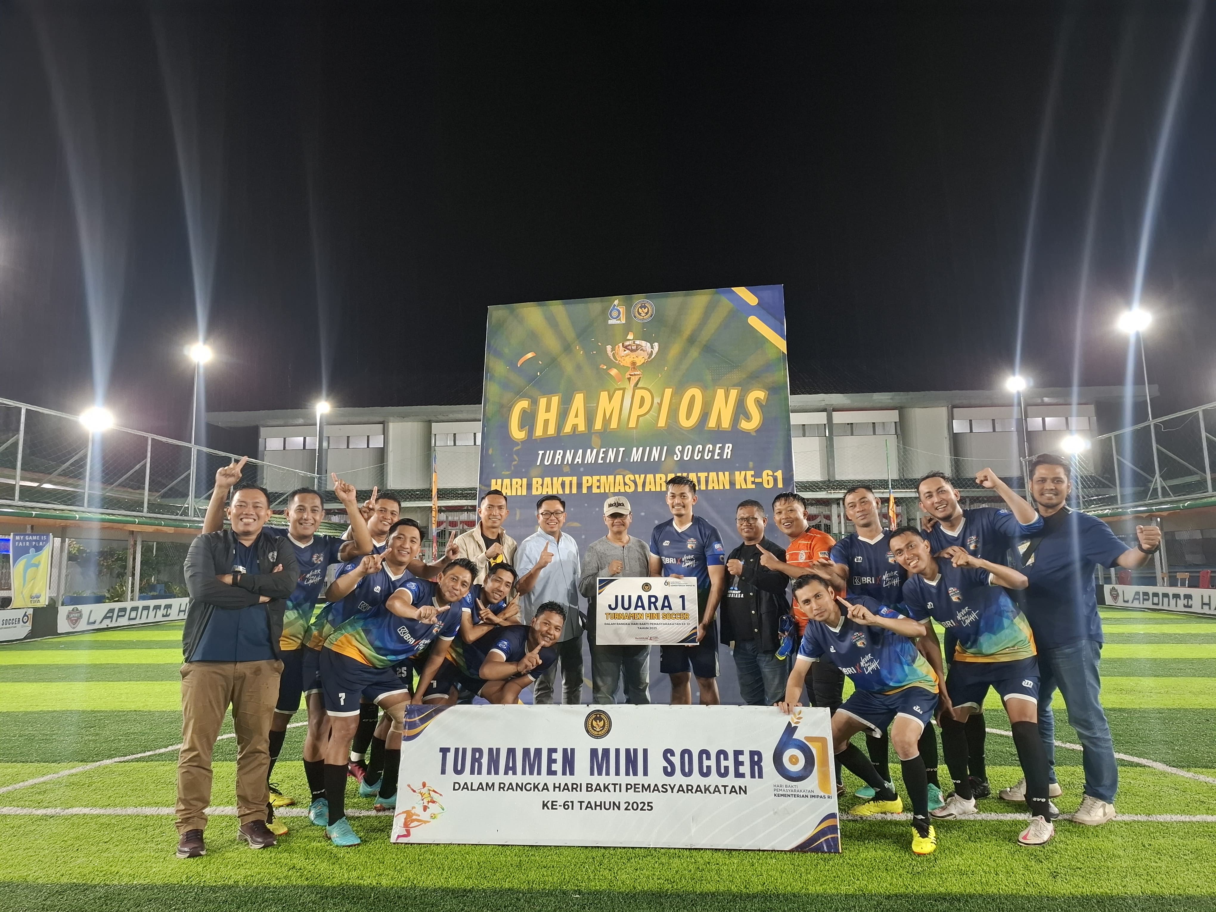 Laga persahabatan MiniSoccer dalam rangka Hari Bhakti Pemasyarakatan ke-61.