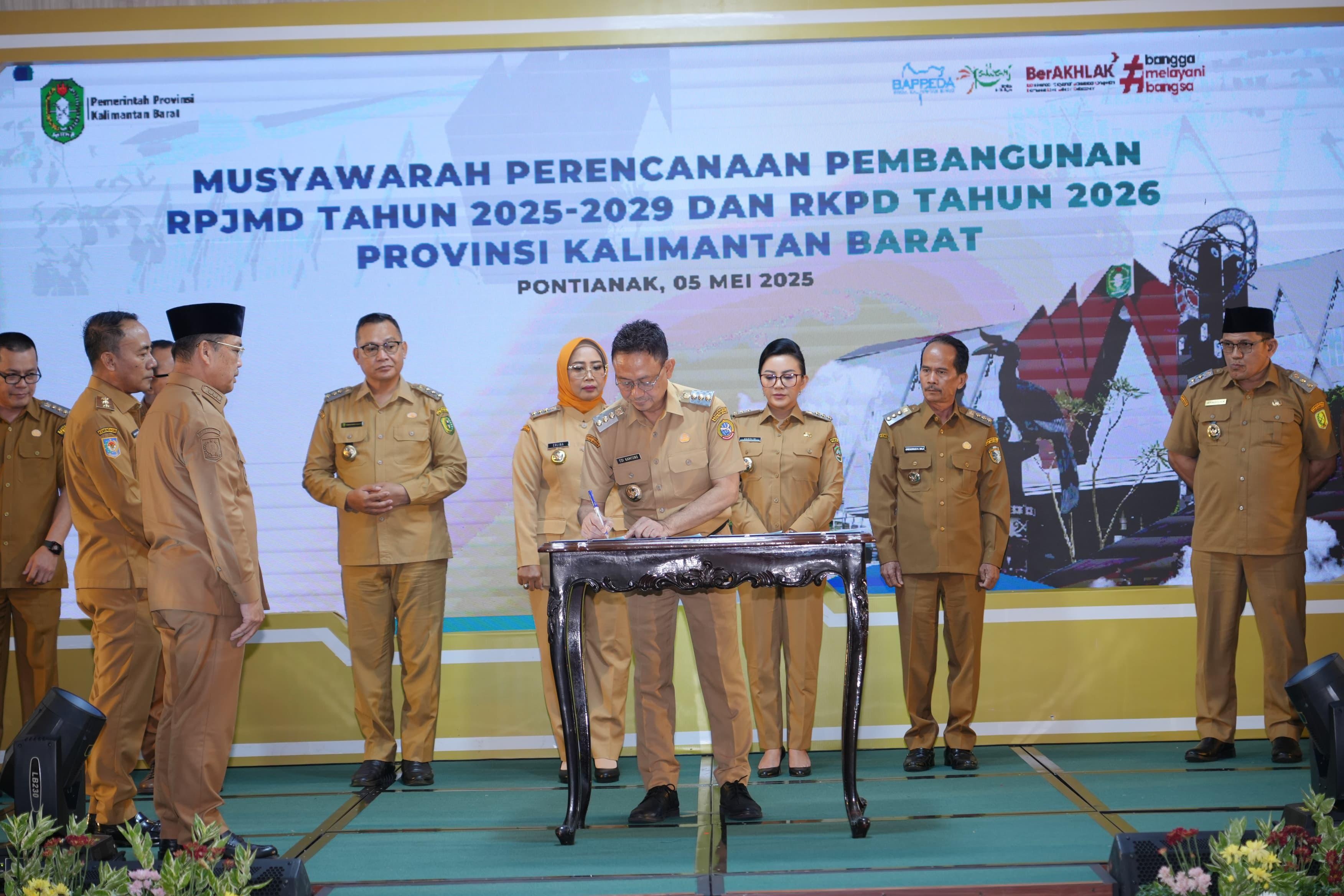 SINERGISITAS PROGRAM: Wali Kota Pontianak Edi Rusdi Kamtono saat menghadiri Musrenbang RPJMD Provinsi Kalbar. Ia berharap adanya sinergisitas program pembangunan.