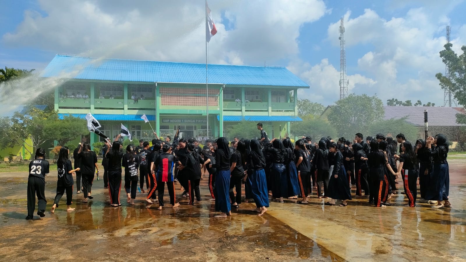 PELEPASAN: Siswa SMPN 1 Sungai Pinyuh merayakan pelepasan dengan mandi semprotan air dari Pemadam Kebakaran Jaguar.