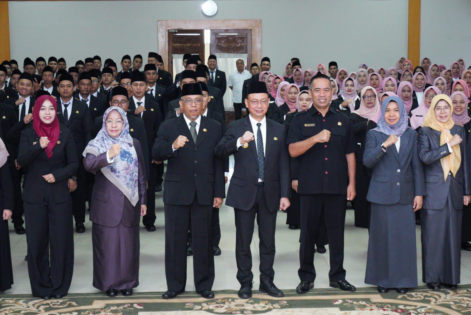 LANTIK: Wali Kota Pontianak Edi Rusdi Kamtono memberikan ucapan selamat kepada para Pejabat Fungsional PPPK dan kepala sekolah yang baru dilantik.