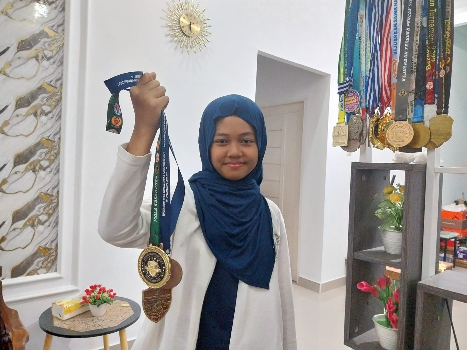 Kanya Nadhira Delisha menunjukkan medali yang pernah ia raih.