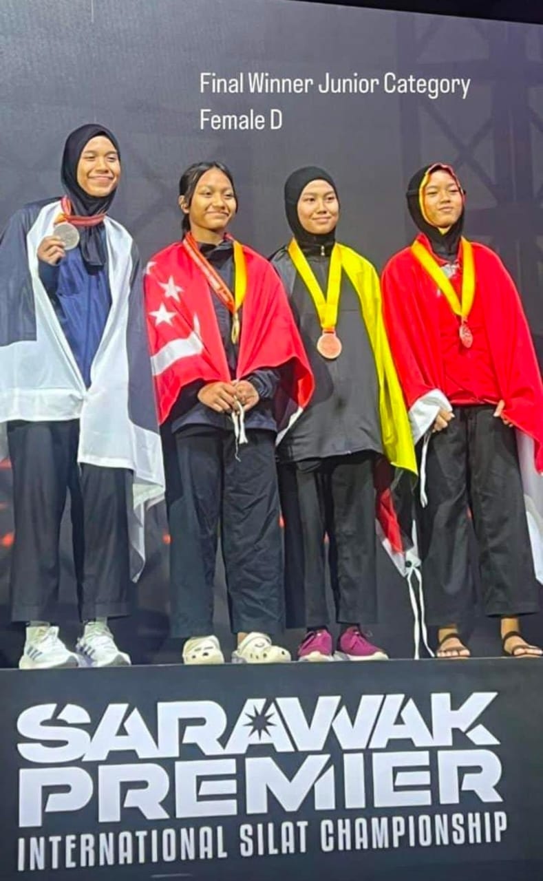 Via Auriandari naik podium setelah menang dalam kejuaraan dunia di Sarawak, Malaysia 2023.
