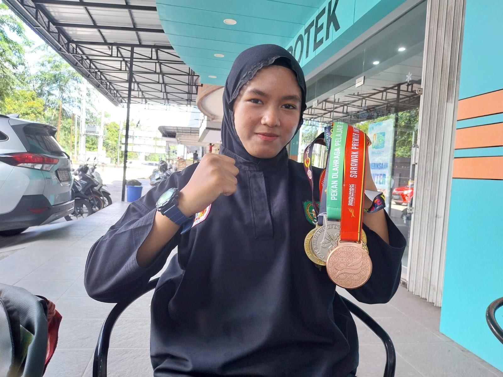Via Auriandari dan berbagai medali pencak silat yang ia raih.