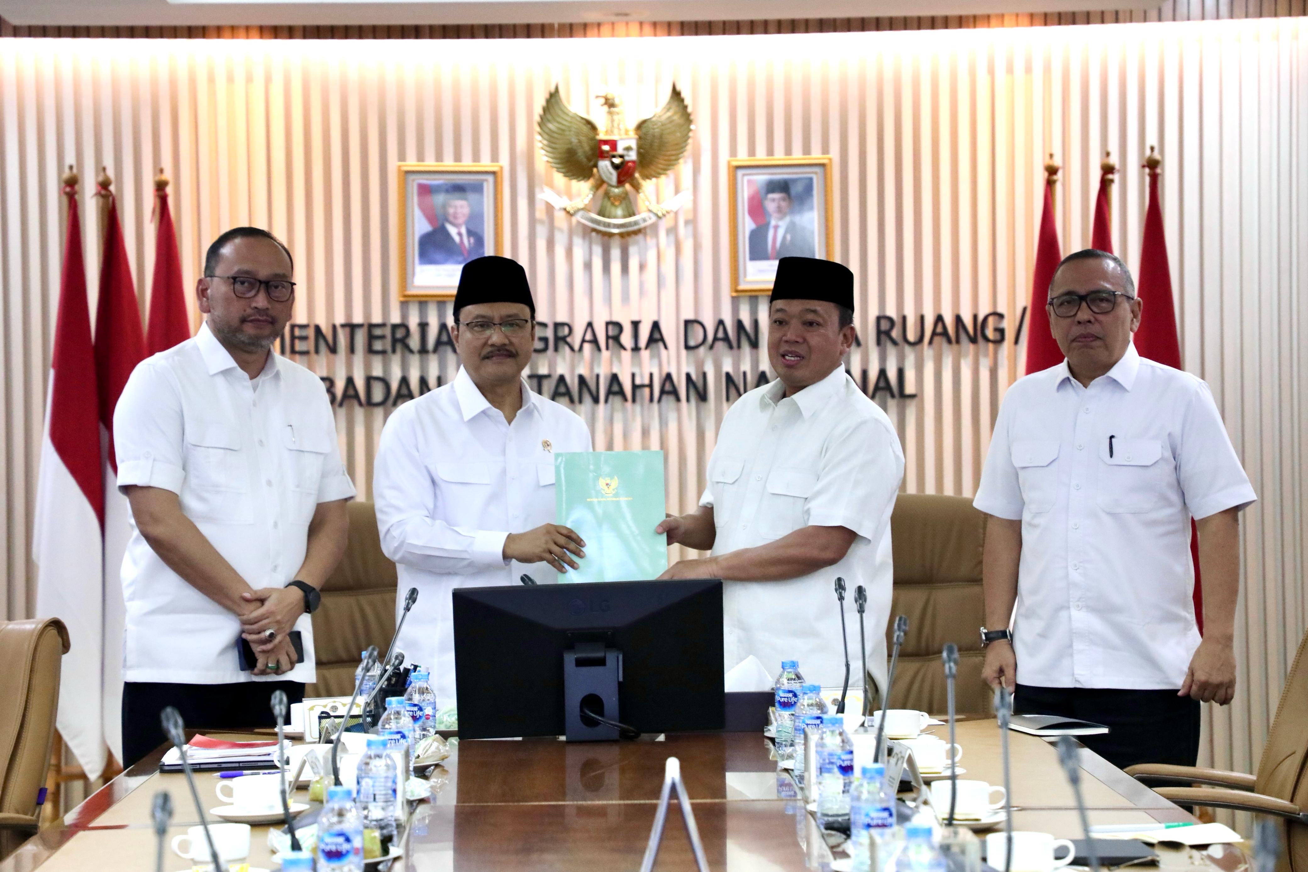 Menteri Nusron dalam rapat koordinasi bersama Menteri Sosial, Saifullah Yusuf, yang berlangsung di Ruang Rapat Kementerian ATR/BPN, Jakarta, Rabu (30/04/2025).