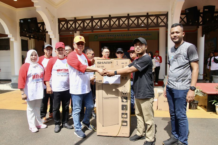 HARI BURUH: Sekda Kalbar Harisson saat menghadiri peringatan Hari Buruh Internasional (Mayday) Tahun 2025 di Provinsi Kalbar, di Halaman Kantor Disnakertrans Kalbar, Kamis (1/5).