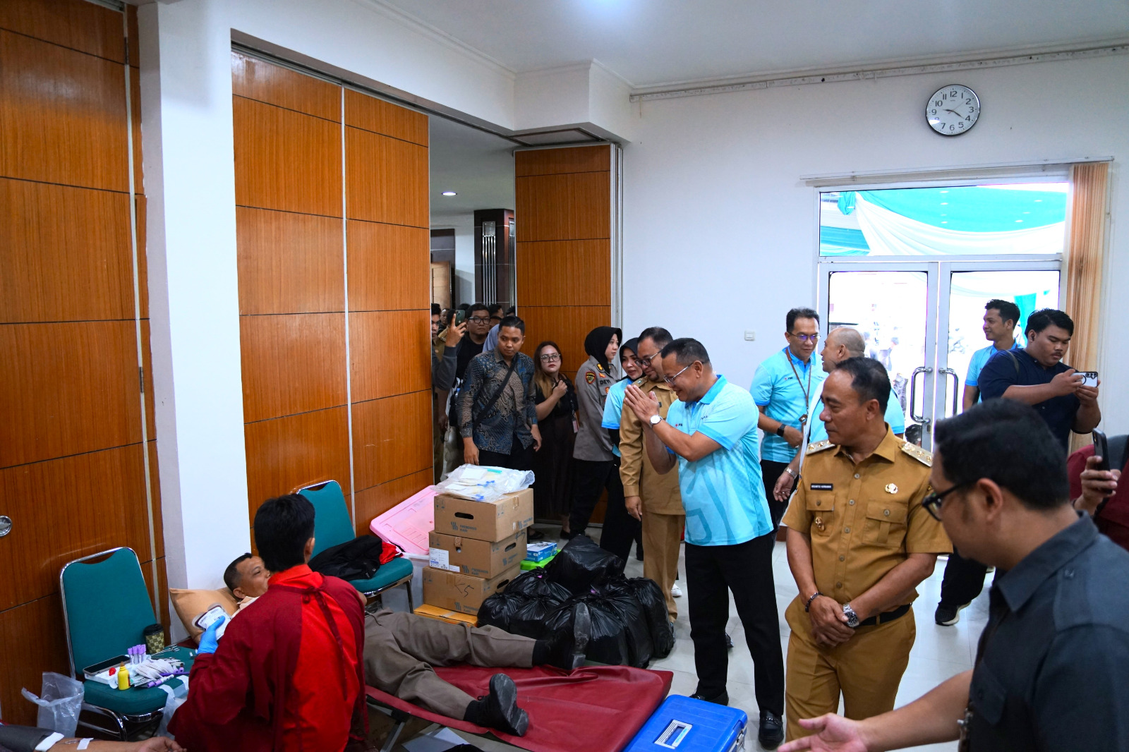DONOR DARAH : Wakil Gubernur Kalbar Krisantus bersama Dirut Bank Kalbar Rokidi saat memantau jalannya kegiatan Donor Darah yang digelar di Gedung Dana Pensiun Bank Kalbar, Selasa (6/5).