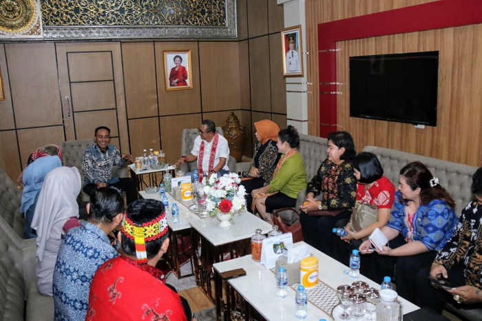 AUDIENSI: Wakil Gubernur Kalimantan Barat Krisantus Kurniawan menerima audiensi Ketua Panitia Pekan Gawai Dayak ke XXXIX Tahun 2025 di Ruang Kerja Wakil Gubernur Kalimantan Barat.