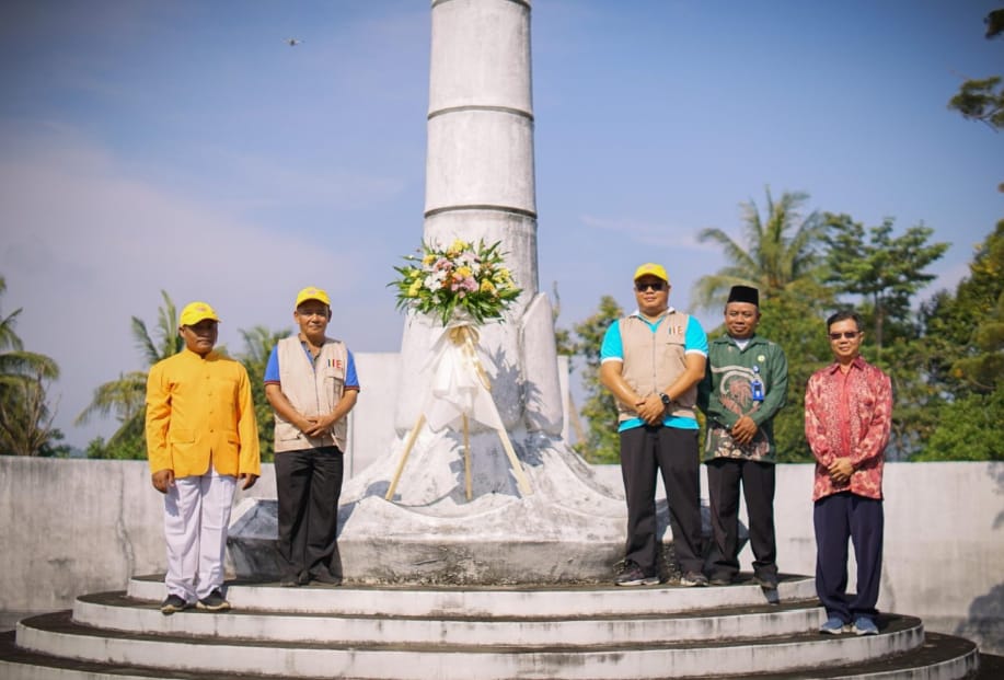 PERINGATAN : Menyambut peringatan Vesakha Sananda 2569 BE/2025, umat Buddha di Kota Singkawang menggelar kegiatan karya bakti dan tabur bunga di Makam Pahlawan Bambu Runcing.