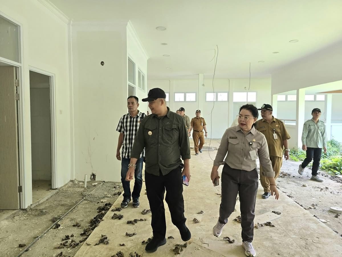TINJAU: Bupati Ketapang, Alexander Wilyo, meninjau langsung kondisi ke Rumah Sakit Pratama Sandai, Senin (5/5).