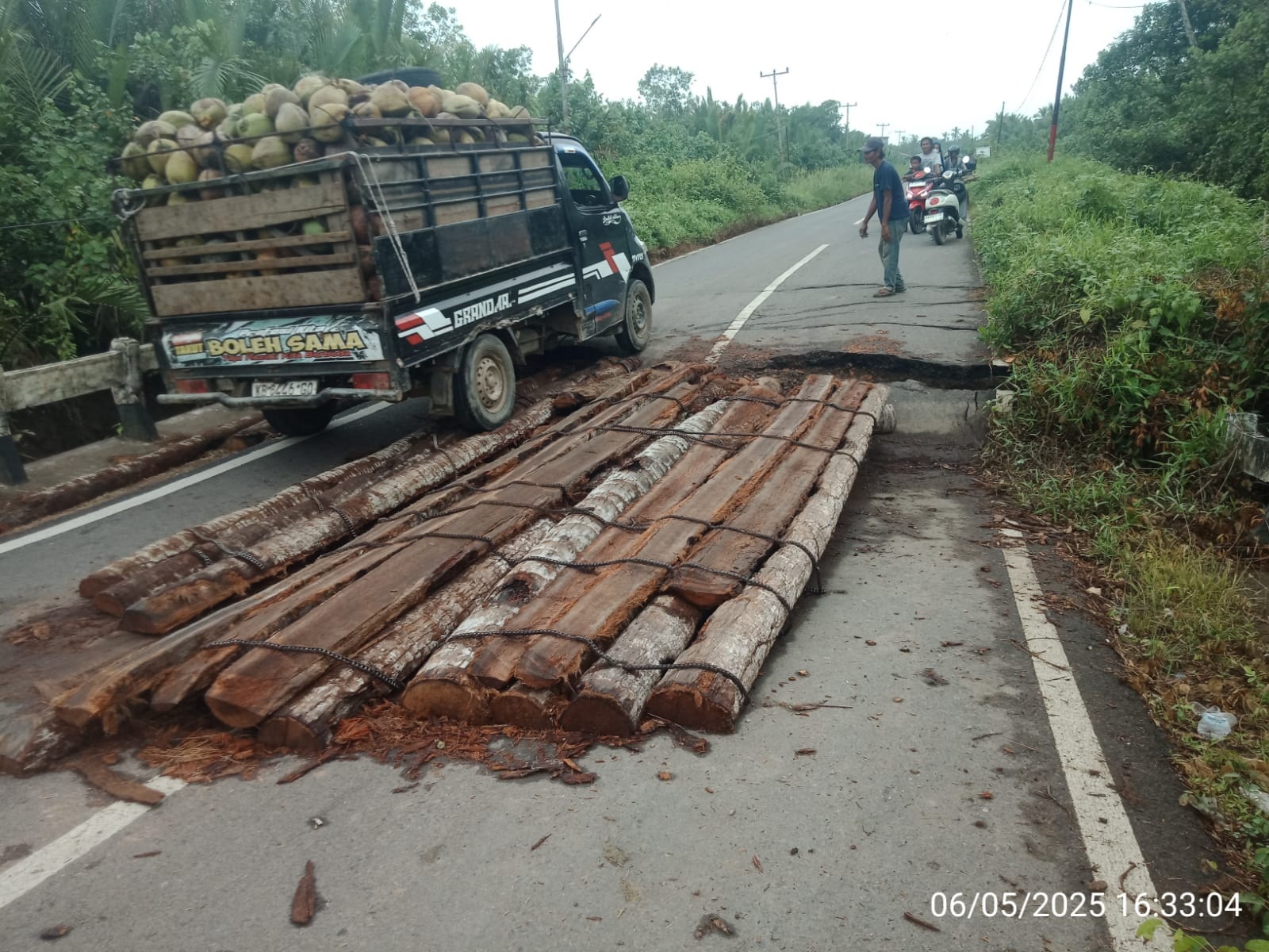 RUSAK PARAH: Kondisi jembatan di Kecamatan Simpang Hilir yang mengalami rusak berat.
