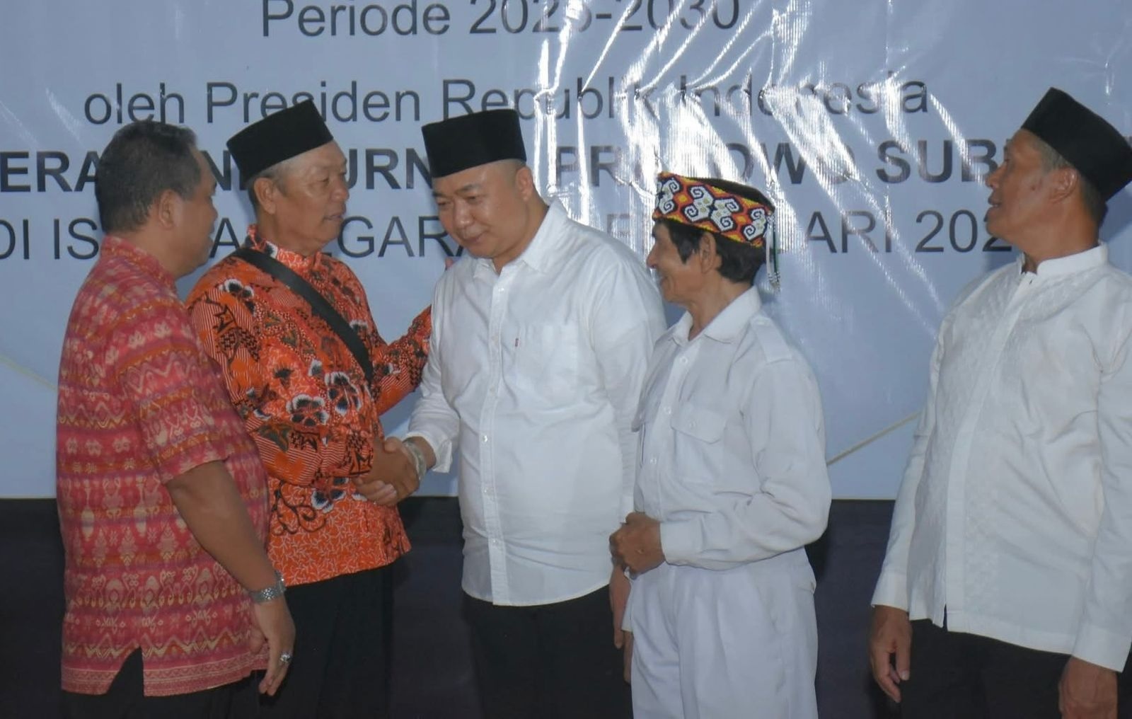 HALALBIHALAL: Bupati Ketapang, Alexander Wilyo menghadiri halalbihalal di Kecamatan Sandai, Minggu (4/5).