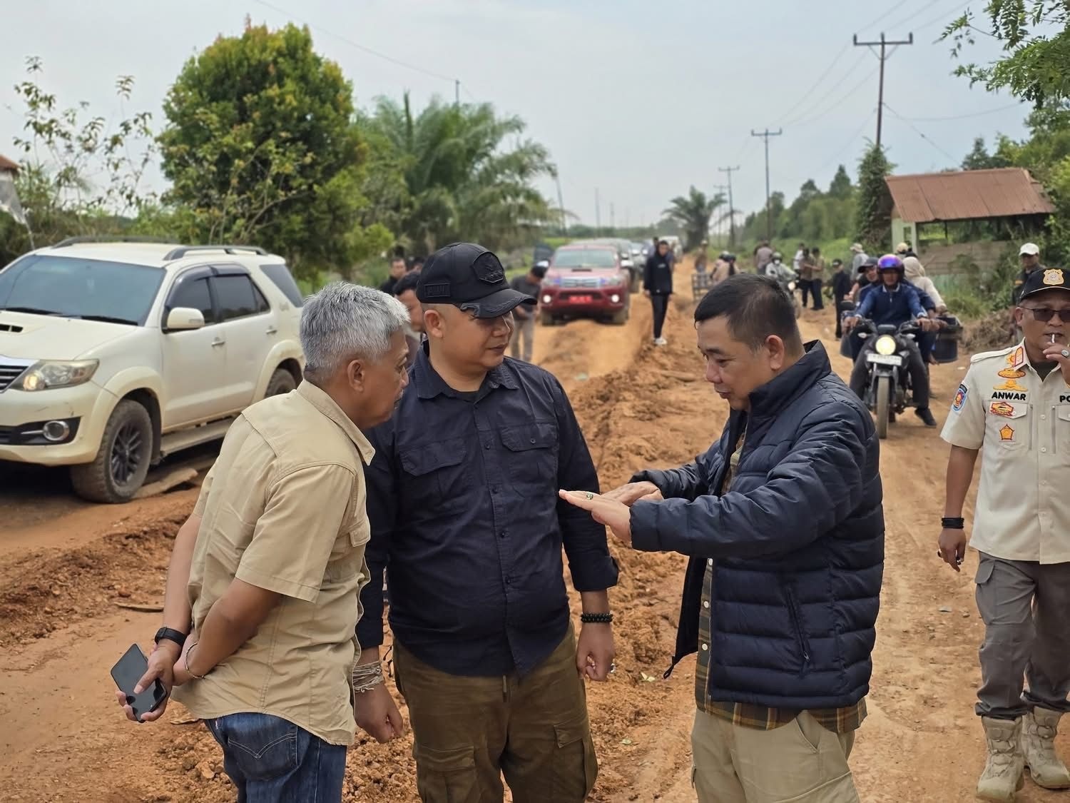 CEK JALAN: Bupati Ketapang, Alexander Wilyo, meninjau penanganan jalan didampingi Kadis PUPR, Dennery, Minggu (4/5).