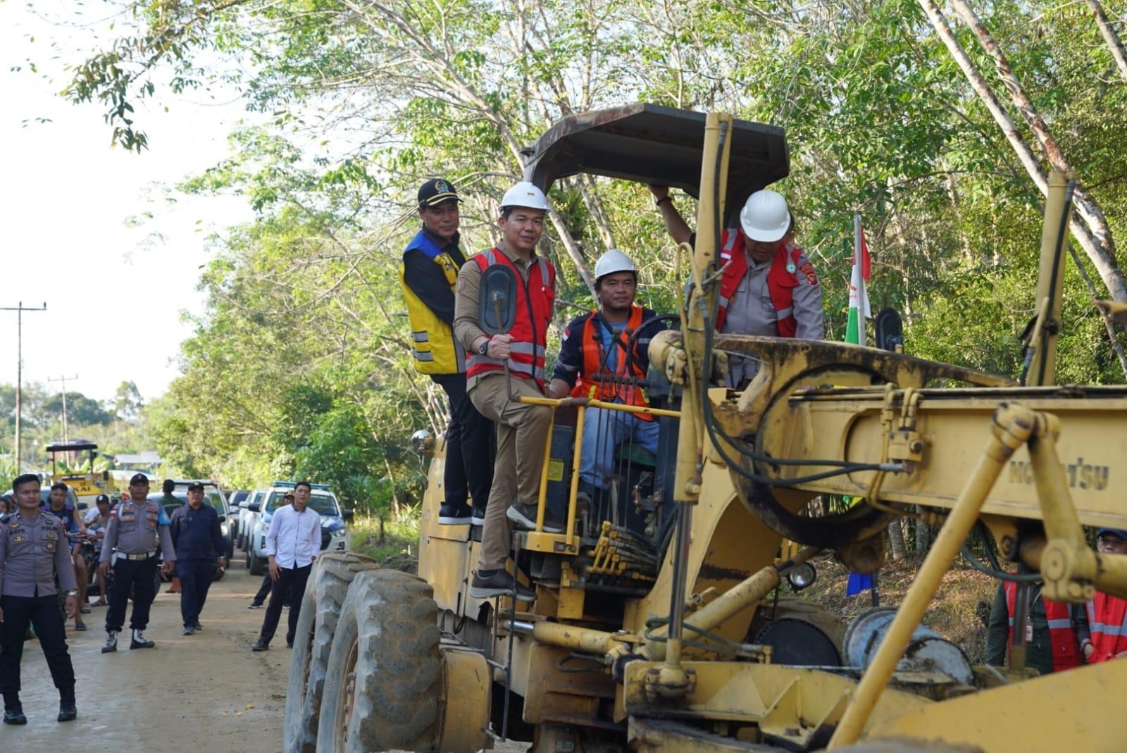 PERESMIAN: Bupati saat meresmikan pembangunan jalan Simpang Sekubah-Jongkong.