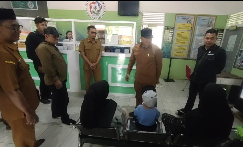 TINJAU: Bupati Kubu Raya, Sujiwo melakukan sidak sekaligus meninjau pelayanan kesehatan di Puskesmas Parit Timur, Desa Bengkarek, Kecamatan Sungai Ambawang, Selasa (6/5).